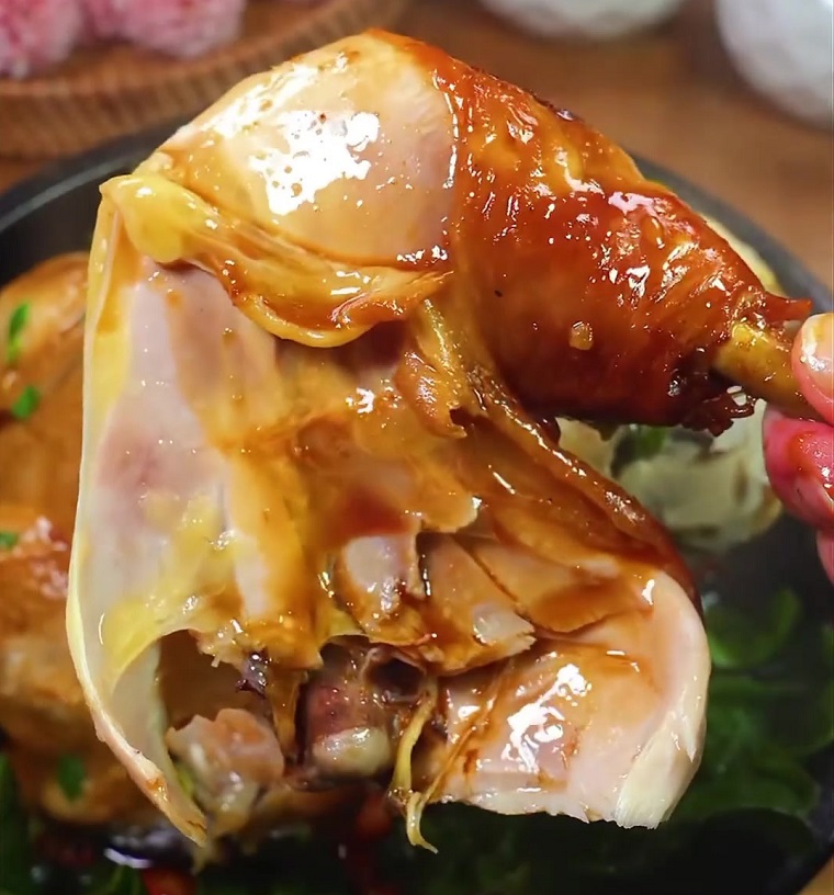 Delicious steamed chicken with soy sauce